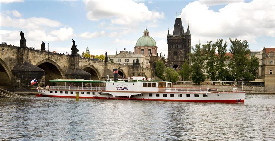 Parník Vltava u Karlova mostu