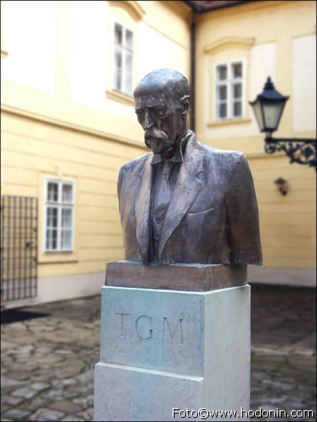 Busta T. G. Masaryka před zámečkem