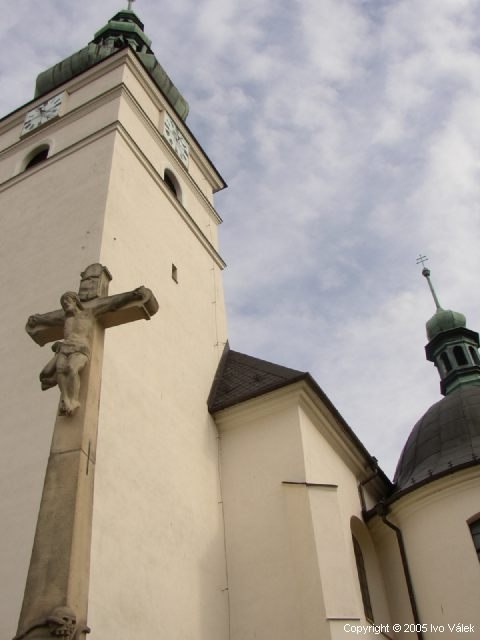 Kříž u kostela
