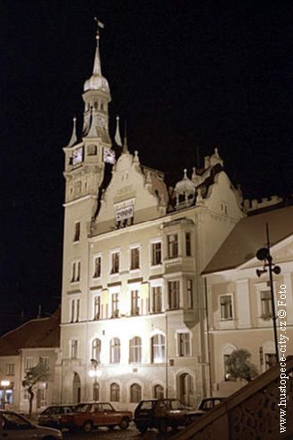 Novorenesann radnice v noci
